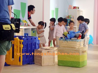  中国童星站主推儿童演员参加《白水有机苹果广告》的拍摄 