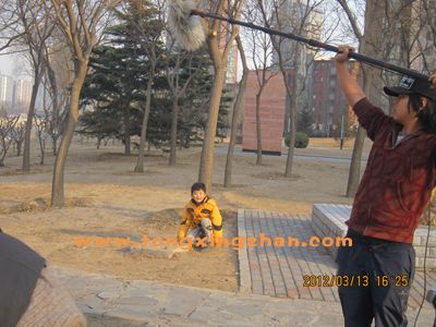 中国童星站主推儿童演员参加《某网络短片》的拍摄 