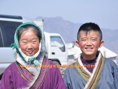 中国童星站主推儿童演员参加微电影《女儿的水窖》的拍摄 