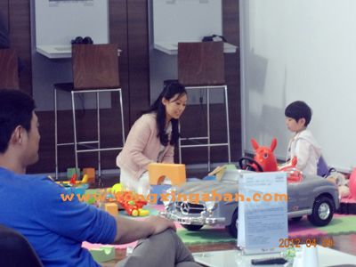 中国童星站主推儿童演员参加《奔驰汽车广告》的拍摄