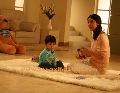  中国童星站主推儿童演员参加《人之初牌奶粉广告》的拍摄 