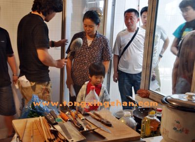 中国童星站主推儿童演员参加微电影《铃铛》的拍摄 