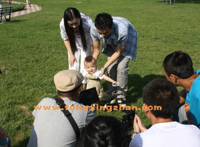 中国童星站主推儿童演员参加《飞利浦电子产品》广告的拍摄 