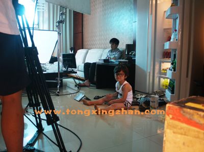 中国童星站的主推儿童演员参加《某微电影》的拍摄 