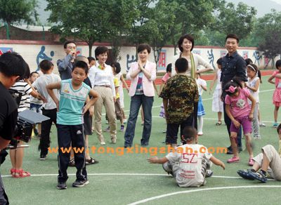 中国童星站主推儿童演员参加《央视环保的主持人篇》宣传片的拍摄 