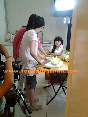 中国童星站主推儿童演员参加《凤凰传奇MTV》的拍摄 