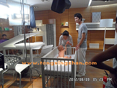 中国童星站主推儿童演员参加《金和缘珠宝广告》的拍摄 