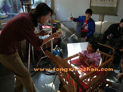 ​中国童星站主推小演员参加《健力鸡子黄儿童辅助食品广告》的拍摄 