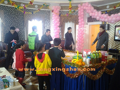 中国童星站主推儿童演员参加电视剧《七年不痒》的拍摄 