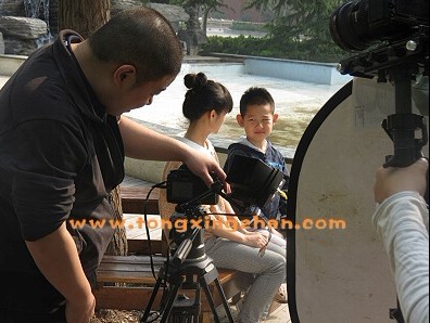 中国童星站儿童演员参加中央台公益广告《关爱残疾儿童》的拍摄 