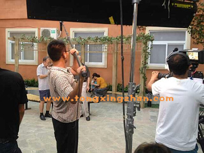  中国童星站主推儿童演员参加《某喜剧电影》的拍摄 