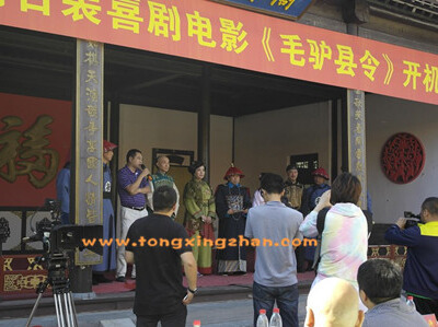 中国童星站住推儿童演员参加喜剧电影《毛驴县令》的拍摄