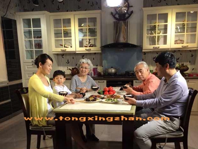 中国童星站主推儿童演员参加《三主粮燕麦米》广告的拍摄