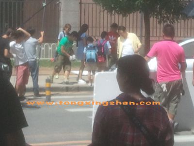 中国童星站小演员参加电视剧《酷爸俏妈》的拍摄