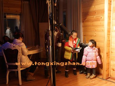 中国童星站学员参加微电影《妈妈去哪儿了》的拍摄