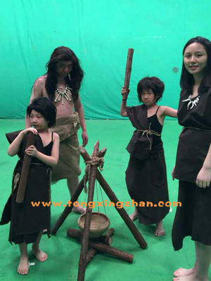 中国童星站学员参加《小野人纪录片》的拍摄