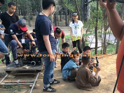 中国童星站学员参加电影《小号兵》的拍摄