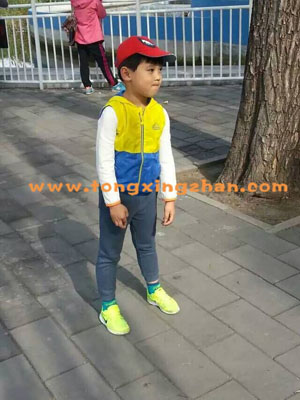 中国童星站学员在石景山八角游乐园内参加微电影《妈妈的爱》的拍摄