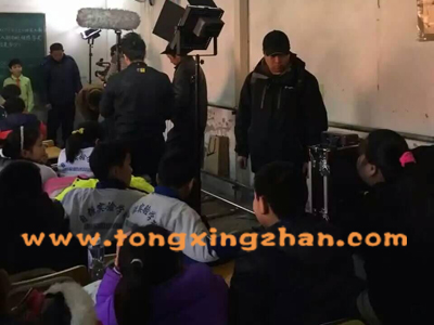 小演员叶鸿博在十八里店自强实验学校参加微电影《尽在掌控》的拍摄