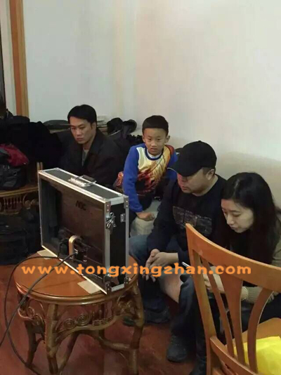 小演员在菜市口附近某小区内参加微电影《 阳光出租车 》的拍摄