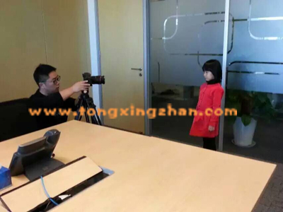 小演员在东三环环球金融中心参加 《 某企业宣传片 》的试镜