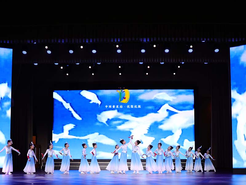 库尔勒市代表团在人民大会堂舞台上表演的舞蹈《鸿鹄情》下面是部分花絮