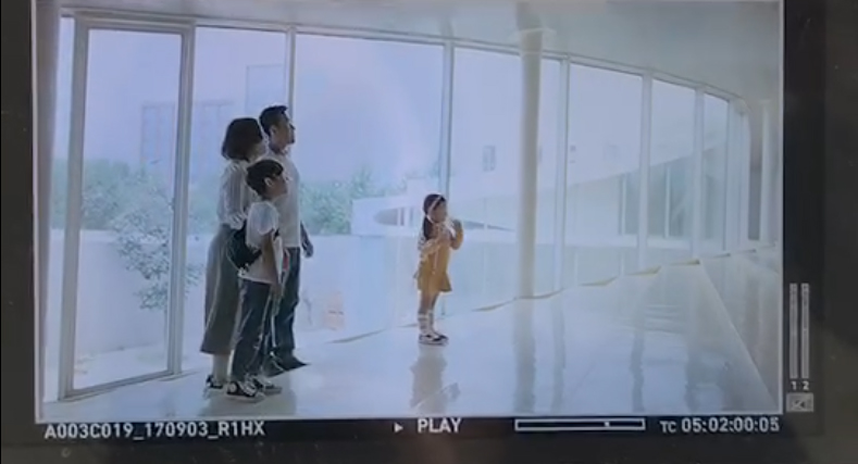 中国童星站主推儿童演员参加《某眼镜照片广告》的拍摄 