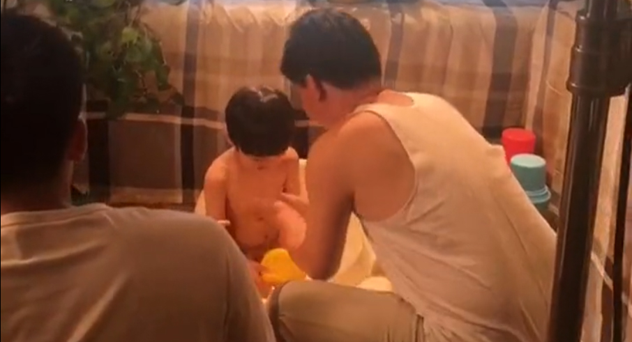 中国童星站主推儿童演员参加《强生沐浴露广告》的拍摄 