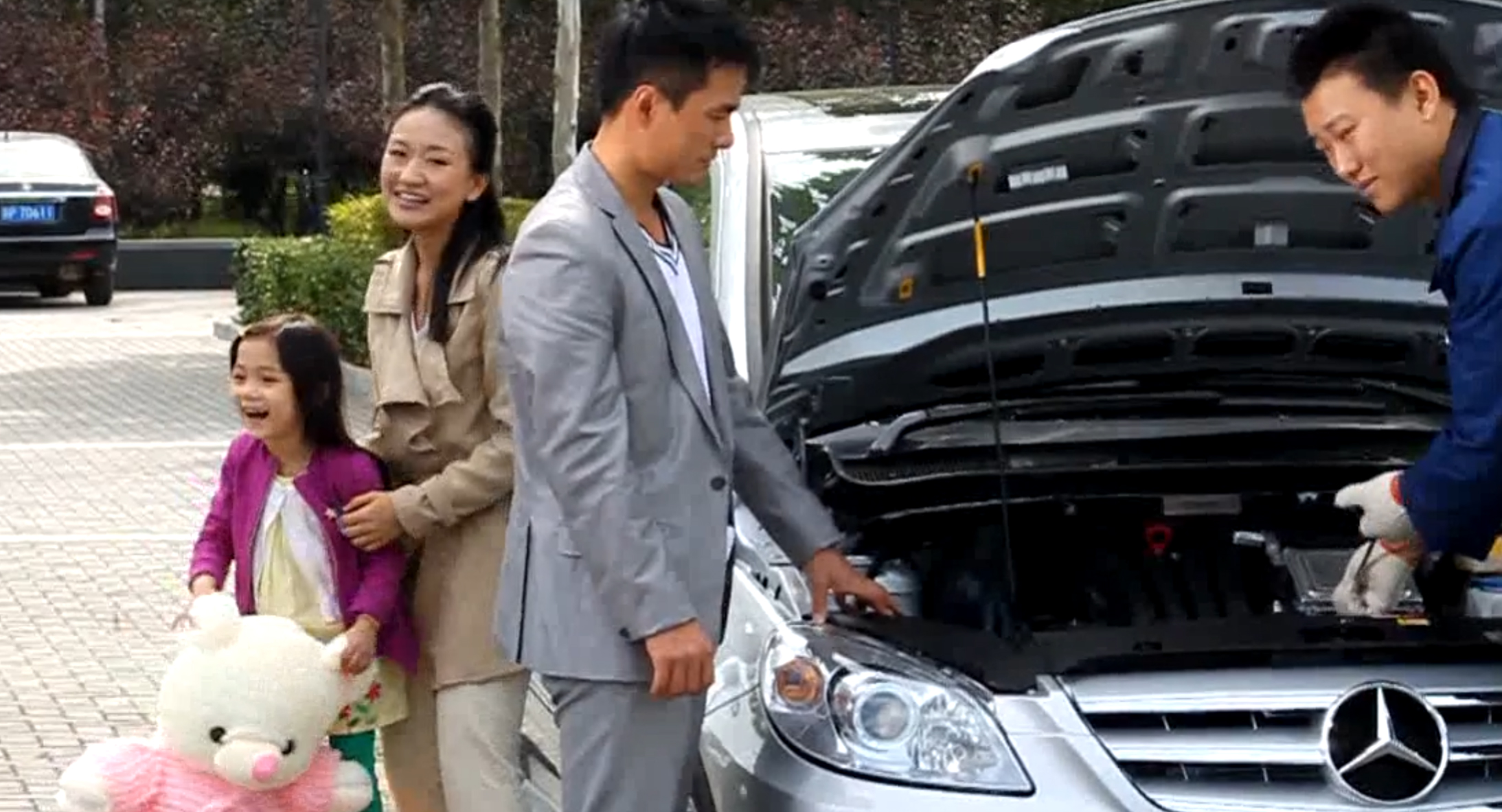 中国童星站主推儿童演员参加《奔驰汽车广告》的拍摄 