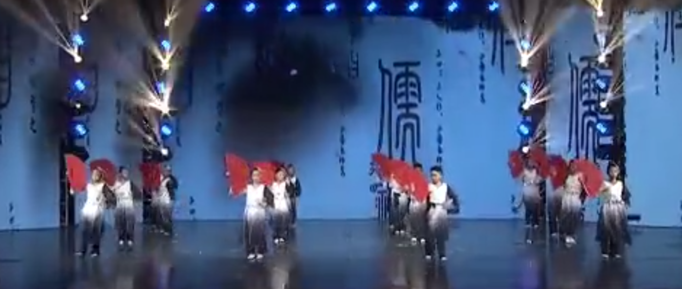 优龍优鳯小演员们表演的《罗衫青柚舞飞扬》下面是部分精彩展示