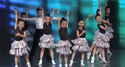 优龍优鳯小演员们表演的舞蹈《激情拉丁舞》下面是部分精彩展示